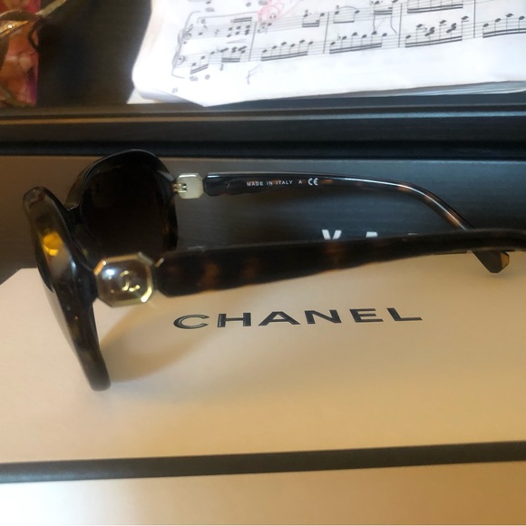 EUC Chanel Sunglasses 5286 c.714/S5 Tortoise Square Frames with Brown Lenses - Picture 7 of 10